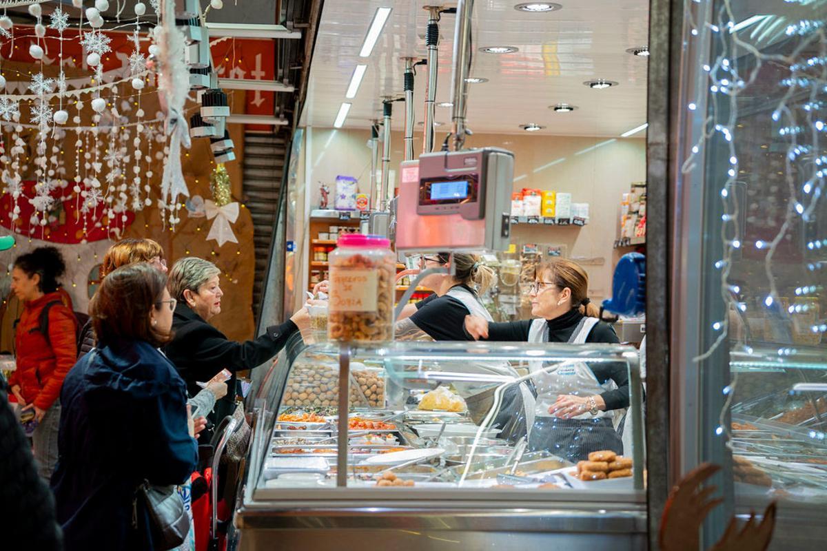 Parada de uno de los mercados municipales de Barcelona en Navidad