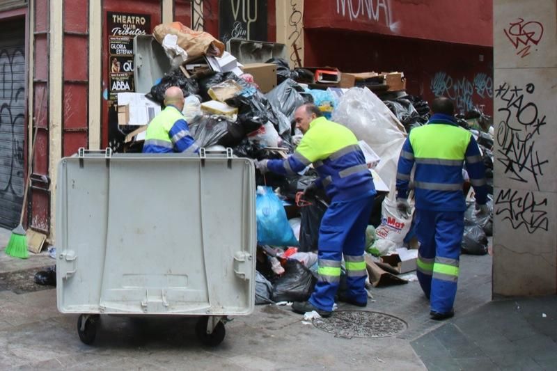 Cuarto día de la huelga de recogida de basuras en el Centro