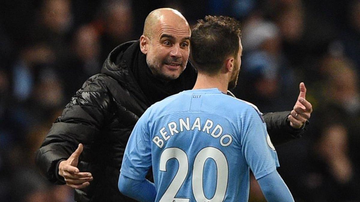 Silva, junto a Guardiola durante un encuentro