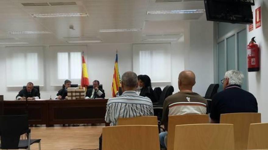 Los tres acusados ayer momentos antes de comenzar el juicio en la Audiencia.