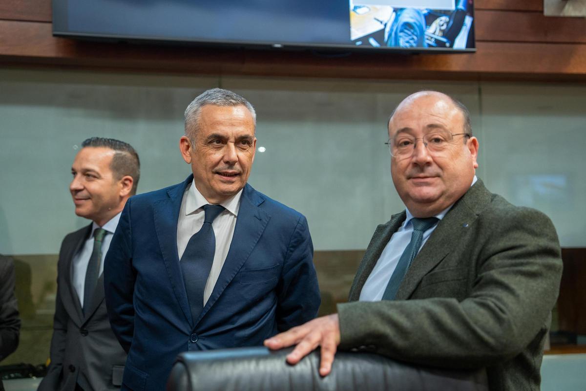 Juan José García, junto a los diputados de Vox Ángel Pelayo Gordillo y Óscar Fernández, en la Asamblea de Extremadura.