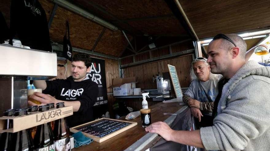 El puesto de uno de los productores del Festival de la cerveza artesanal de Langreo.