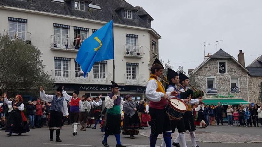 Las gaitas asturianas retumban en Francia