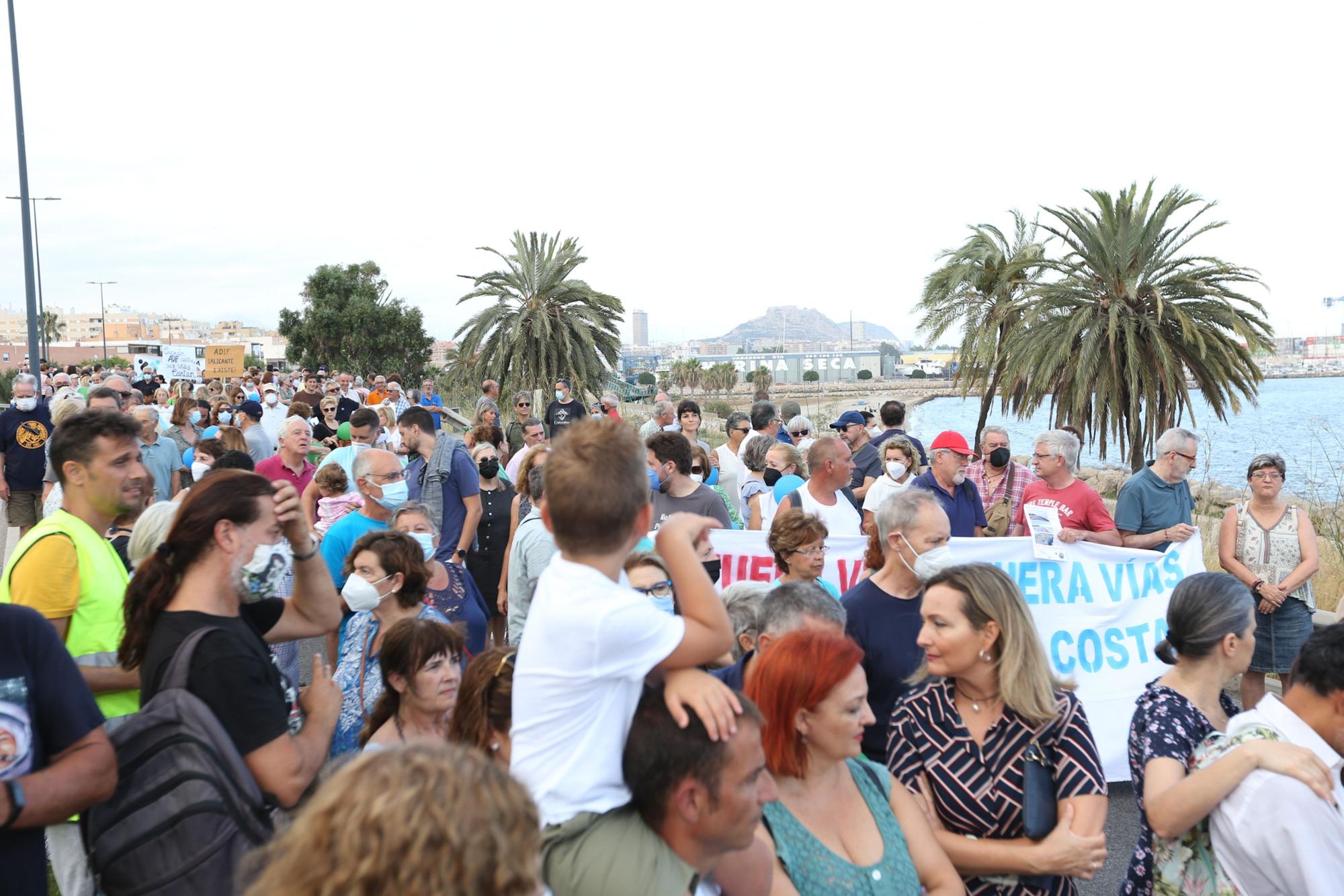 Vecinos del sur de Alicante exigen la retirada de las vías del tren de la primera línea del mar en San Gabriel