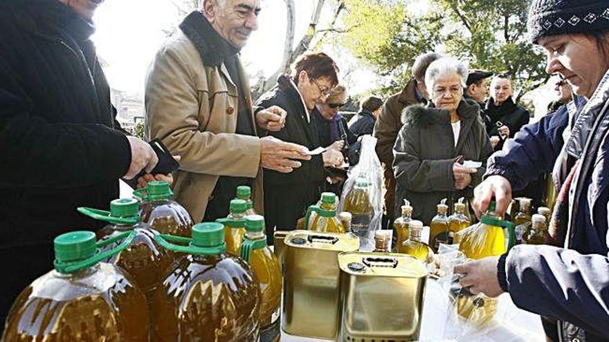 La Fira de l&#039;Oli i l&#039;Olivera congrega centenars de persones. ?Espolla acull la primera fira de la comarca, on també s&#039;hi poden trobar productes artesants com formatge o embotits.