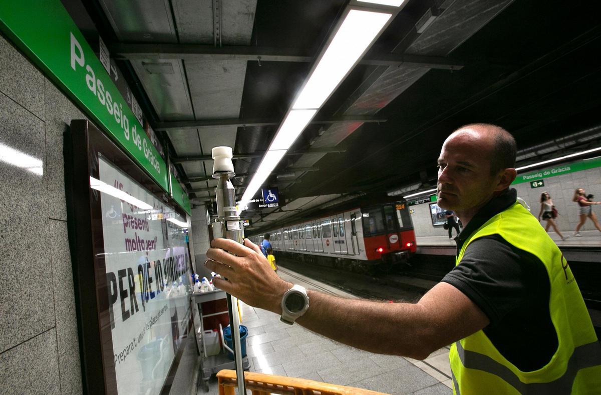 Recogida de muestras de aire en busca de presencia de amianto, en la estación de Passeig de Gràcia, en febrero de 2019