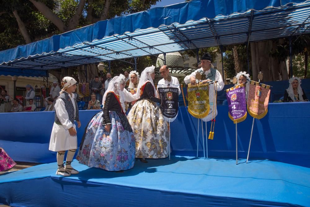 El Desfile de Entrega de Premios culmina con la entrega de más de 600 galardones a hogueras y barracas