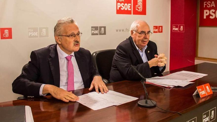 Antonio Trevín y Vicente Álvarez Areces, ayer, en la sede ovetense de la Federación Socialista Asturiana.