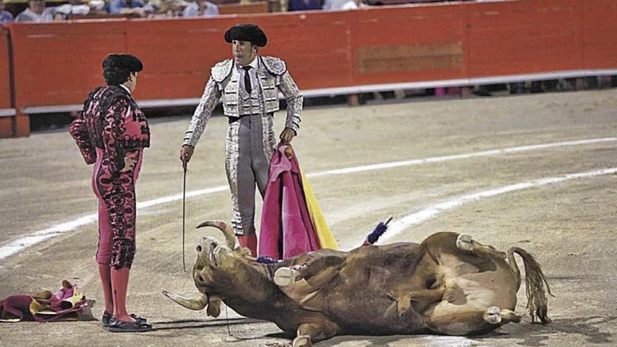 Un toro muerto al concluir una corrida en la Plaza de Toros de Palma.