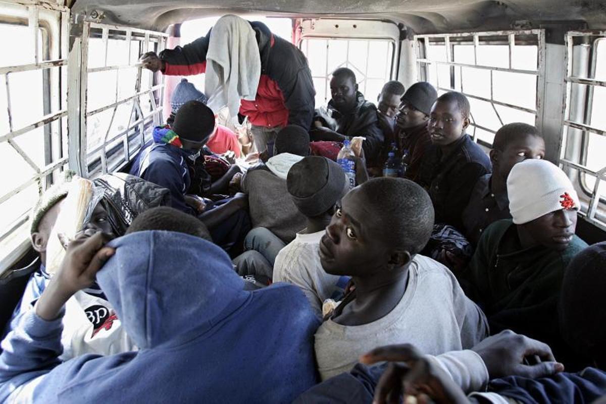 Traslado de migrantes interceptados en Nuadibú.