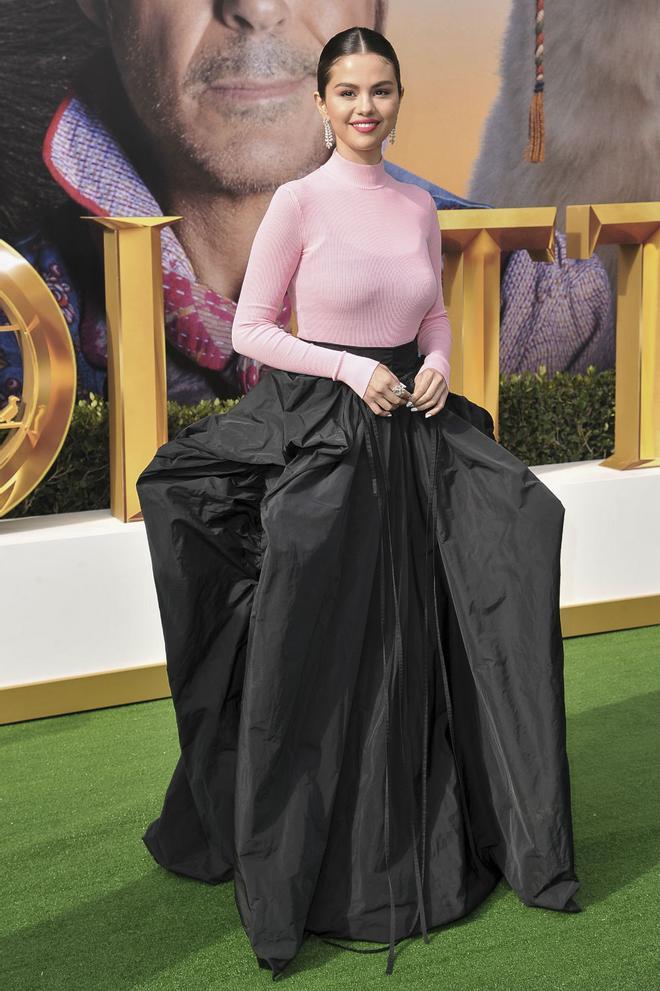 Selena Gómez radiante en el preestreno de 'Las aventuras del Dr. Dolittle' con una falda impresionante de GIvenchy y un suéter en color rosa