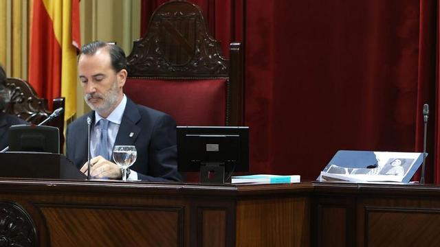 El presidente del Parlament, Le Senne, junto a la imagen destrozada de Aurora Picornell ayer en el pleno.