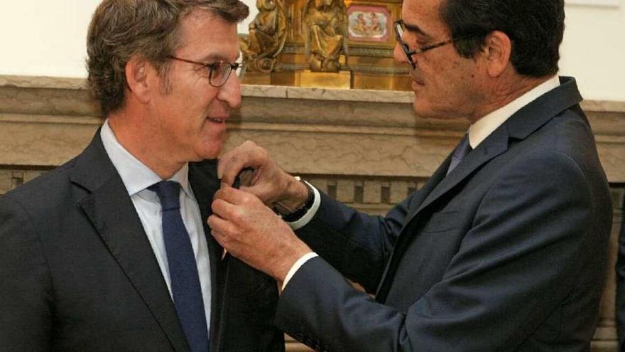 Feijóo, en el momento de ser distinguido con la Medalla de Honor de Oporto. // FDV