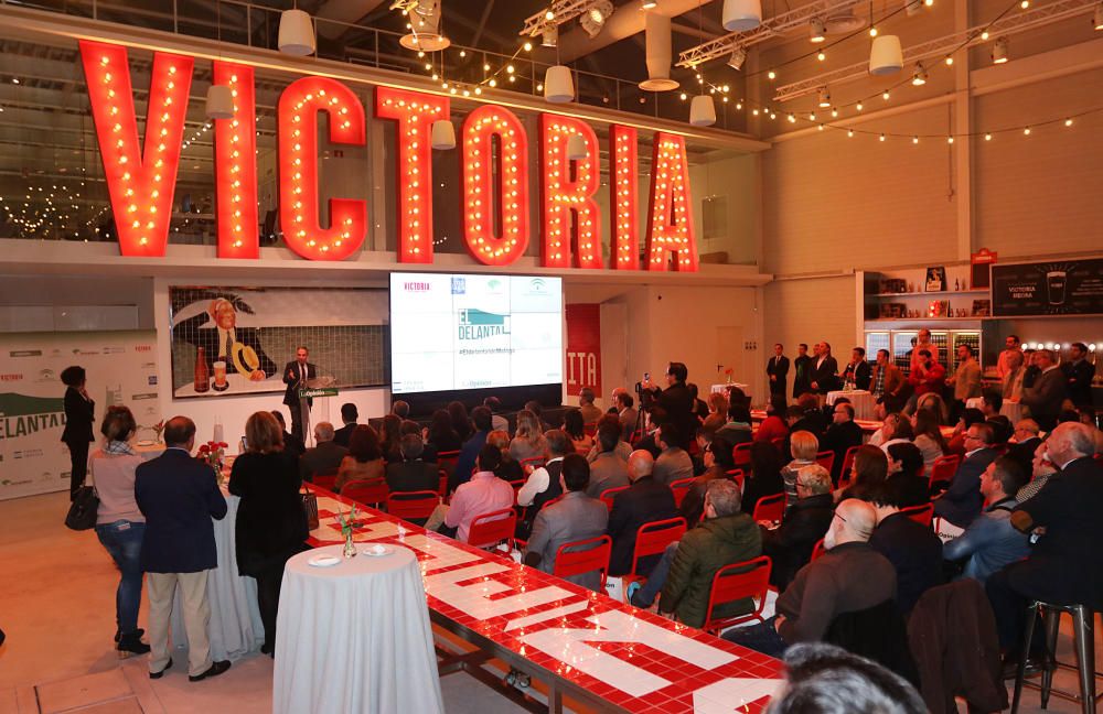 Empresarios, chefs, agentes del sector y de la industria agroalimentaria y representantes políticos acuden a la sede de Cerveza Victoria para la presentación de la nueva publicación gastronómica