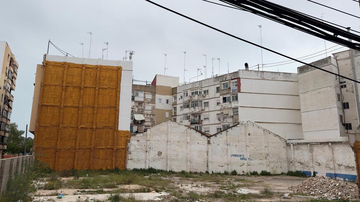 Solar de la calle Bello donde estaba el supermercado de la droga del Grao y ahora se harán 158 viviendas tipo estudio con piscina