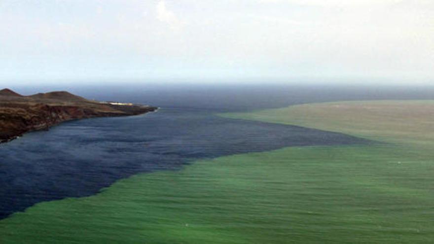 Mancha en el mar provocada por la erupción