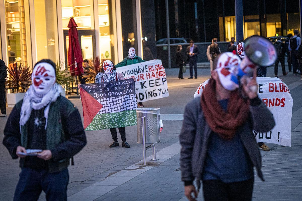 Barcelona 02/03/2026 Economía.  Mobile World Congress 2026, Primer día, ambiente extyerior del Mobile, presencia policial de Mossos y guardia urbana. Manifestación pro palestina y anti Israel durante la salida del Mobile del primer día. AUTOR: MANU MITRU