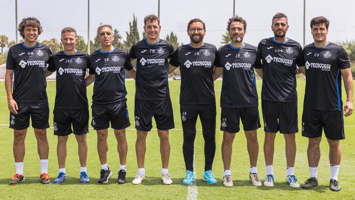 Darío Montero, primero de la izquierda, en el cuerpo técnico del Getafe