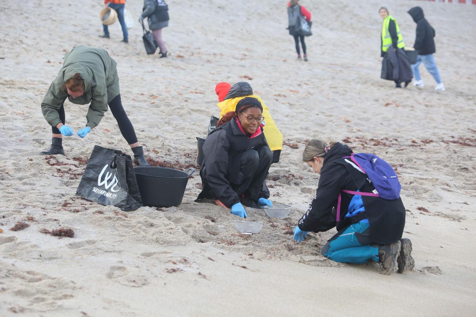 Decenas de voluntarios recogen residuos en la playa del Orzán con WE Sustainability