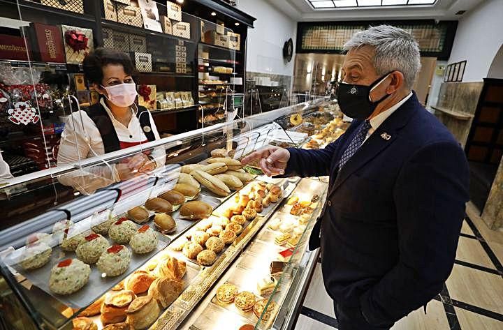 El aspirante Granda pide un pincho en Rialto durante su brevísima parada para comer
