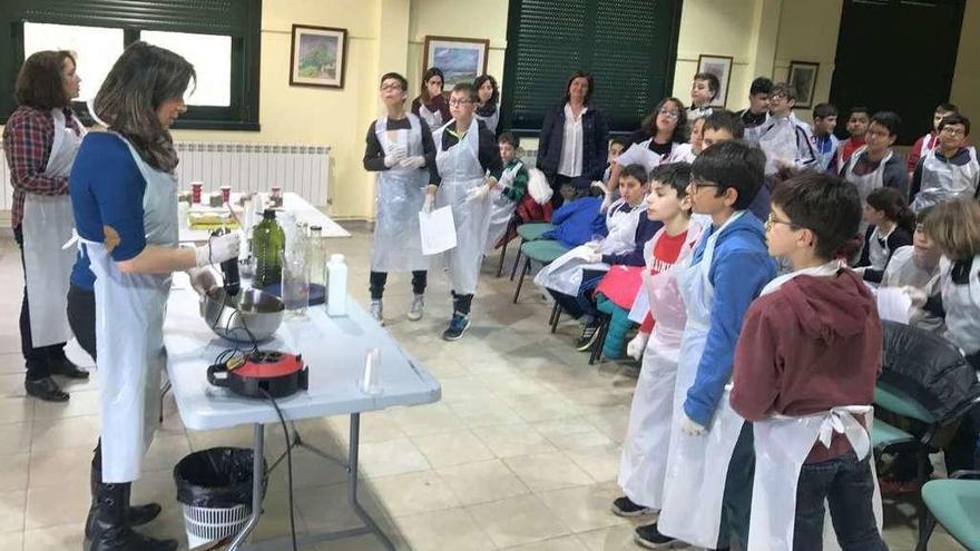 Escolares hacen jabones con hierbas del botánico