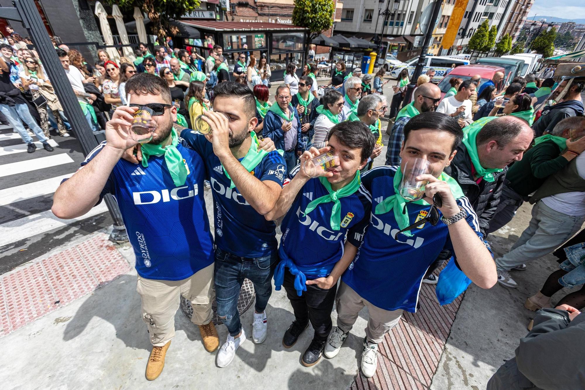 EN IMÁGENES: El buen tiempo y el oviedismo maridan una preba de la sidra multitudinaria en Gascona