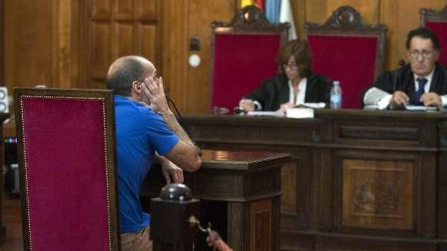 Jácome, indicando cómo fue la agresión en el juicio. // Brais Lorenzo