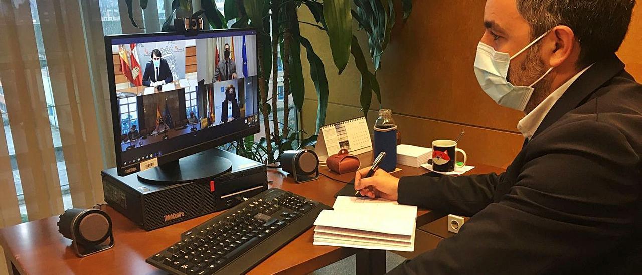 El consejero Alejandro Calvo, durante la reunión.