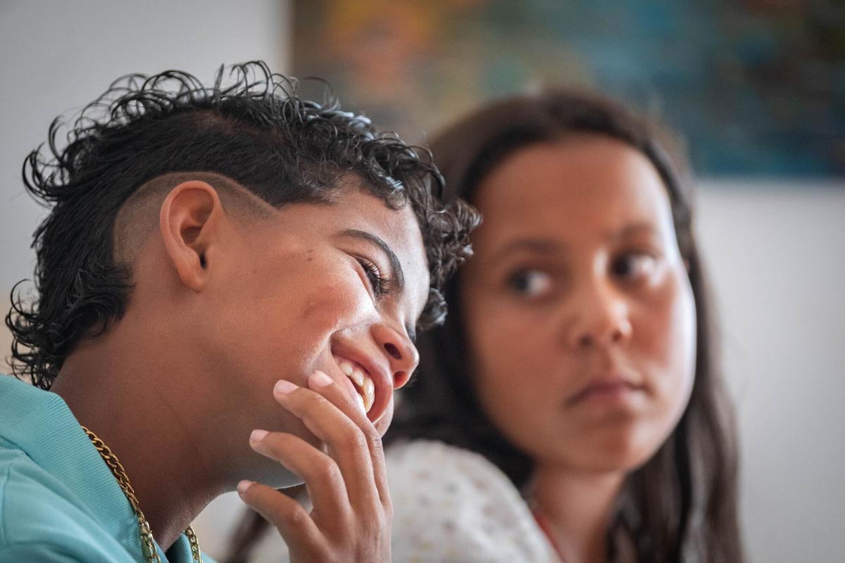 Familia de acogida de dos niños de Tinduf