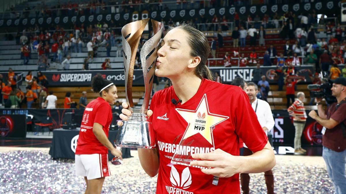 Helena Pueyo besa el trofeo de la Supercopa, con el de MVP en su mano izquierda.