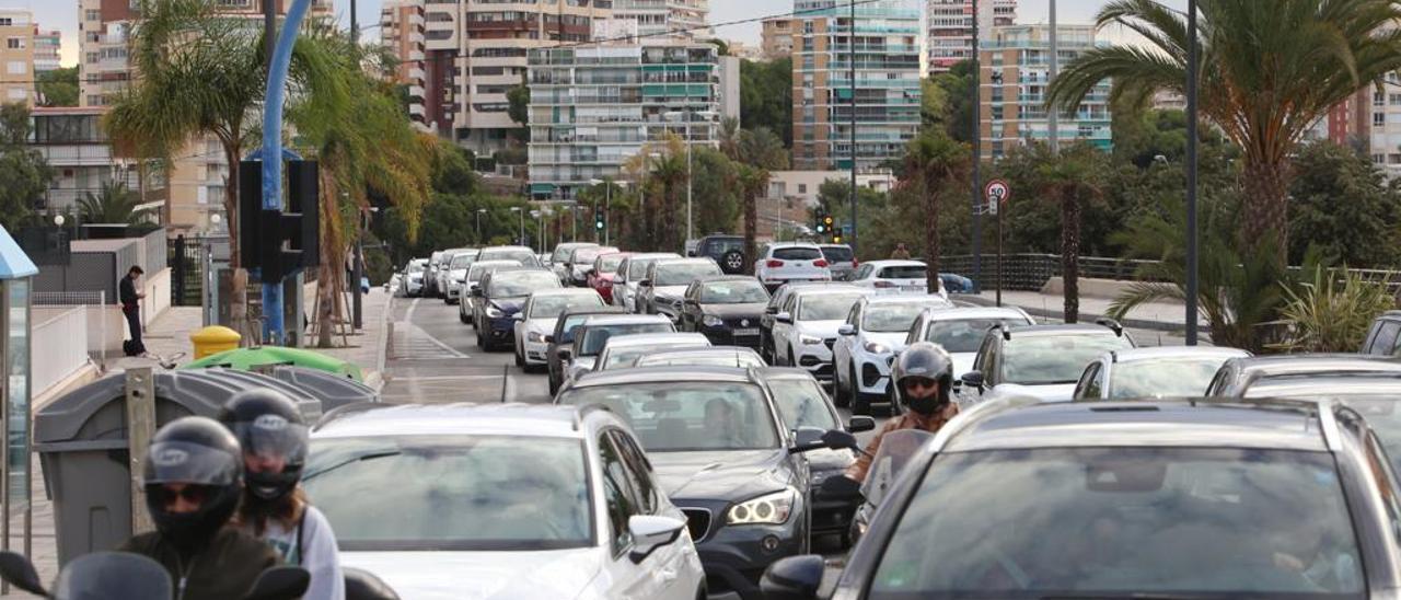 El rodaje de una serie provoca el caos en el tráfico: Grandes atascos en la  Albufereta y la avenida de Dénia por el corte de la Cantera