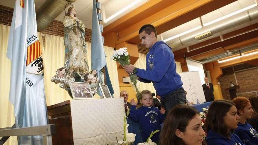 A la derecha, la ofrenda floral a la Virgen -arriba- y alumnos durante uno de los actos.