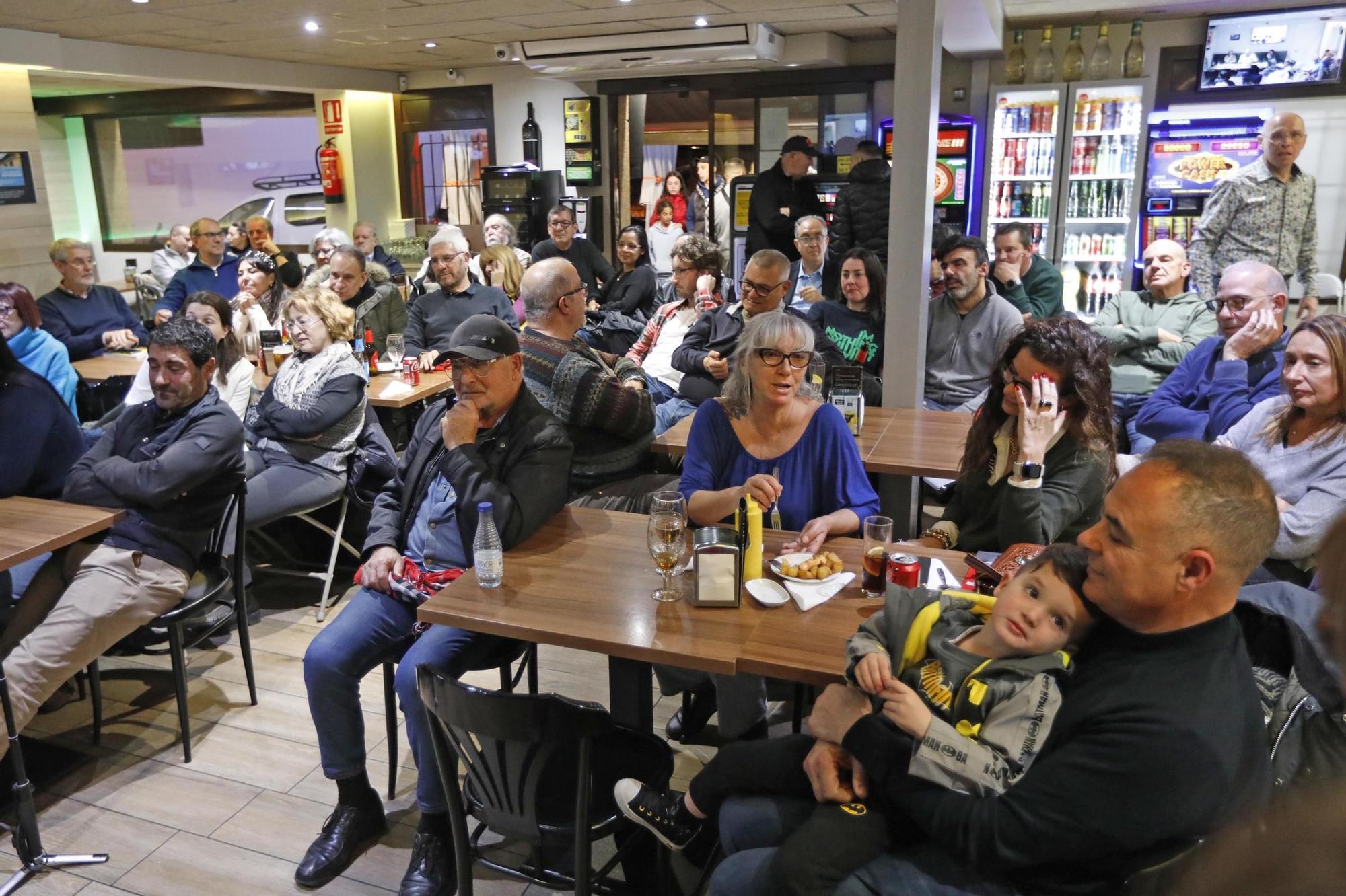 Albert Soler presenta al bar Cuéllar el seu nou llibre, «Puigdemont: El retorn del Vivales»