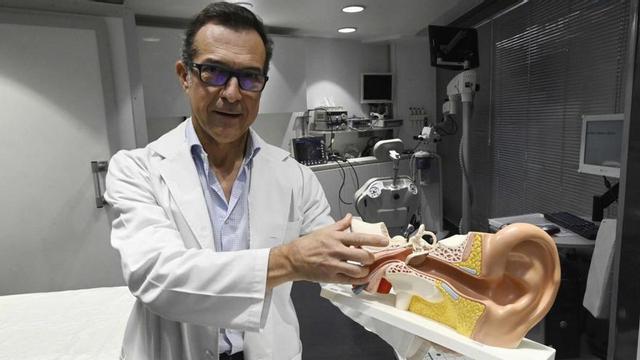 El doctor Manuel Estévez muestra cómo va colocado un implante coclear.