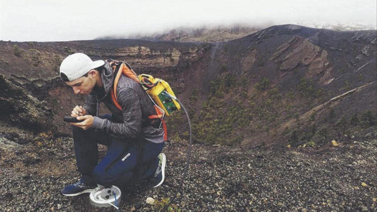 Un experto trabaja en Cumbre Vieja, en La Palma.