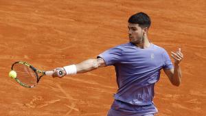 ROQUEBRUNE CAP MARTIN (France), 11/04/2025.- Carlos Alcaraz of Spain in action during his quarterfinal match against Arthur Fils of France at the ATP Monte Carlo Masters tennis tournament in Roquebrune Cap Martin, France, 11 April 2025. (Tenis, Francia, España) EFE/EPA/SEBASTIEN NOGIER