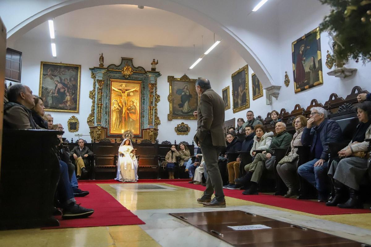 Uno de los momentos durante la visita guiada en la zona del coro.