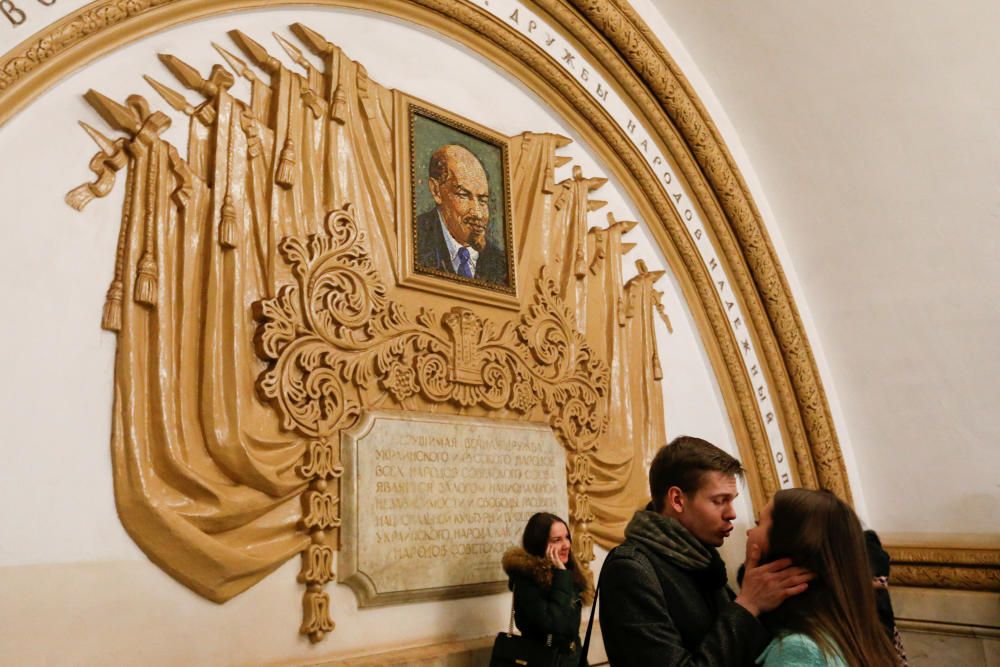 Un parell es fa un petó davant d'un mosaic que representa el fundador de l'estat soviètic Vladimir Lenin a l'estació de metro Kievskaya
