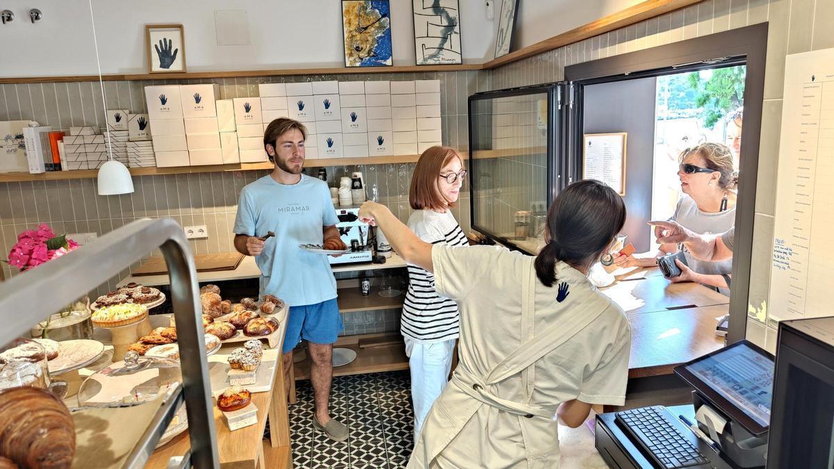 Guillem i Zaïra Pérez i Montse Serra, a la fleca A mà, a Llançà.