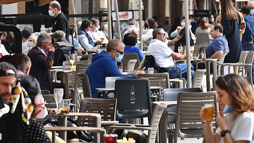 Gente en las terrazas de la Marina, en A Coruña. |   // VÍCTOR ECHAVE