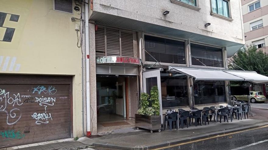 Enrtrada del Hotel Hollywood, en la esquina de la avenida de Marín, en Cangas |   // G.NÚÑEZ