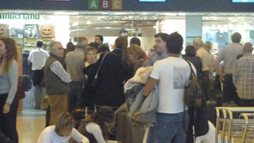 Colas para embarcar en el aeropuerto de Las Palmas de Gran Canaria. i QUESADA