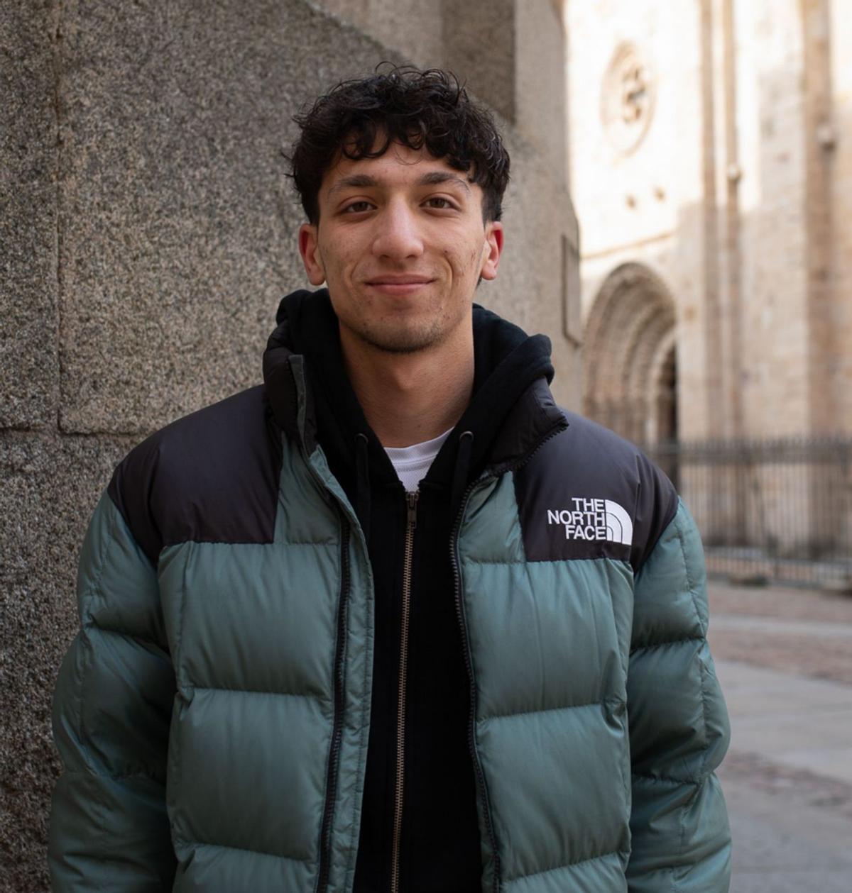 Unai Llerena posa en el casco antiguo de Zamora. | Ana Burrieza
