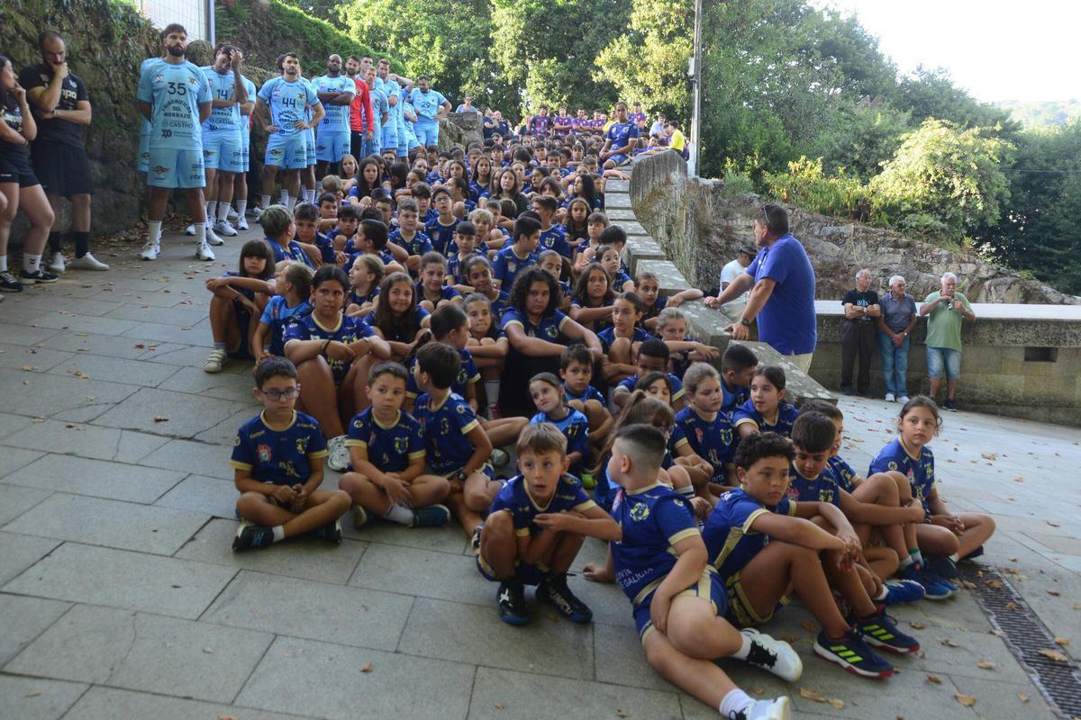 Canteranos y primer equipo aguardan a su presentación, en el entorno del atrio de Darbo.