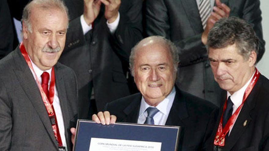 Imagen de archivo de Del Bosque y Villar junto a Blatter.