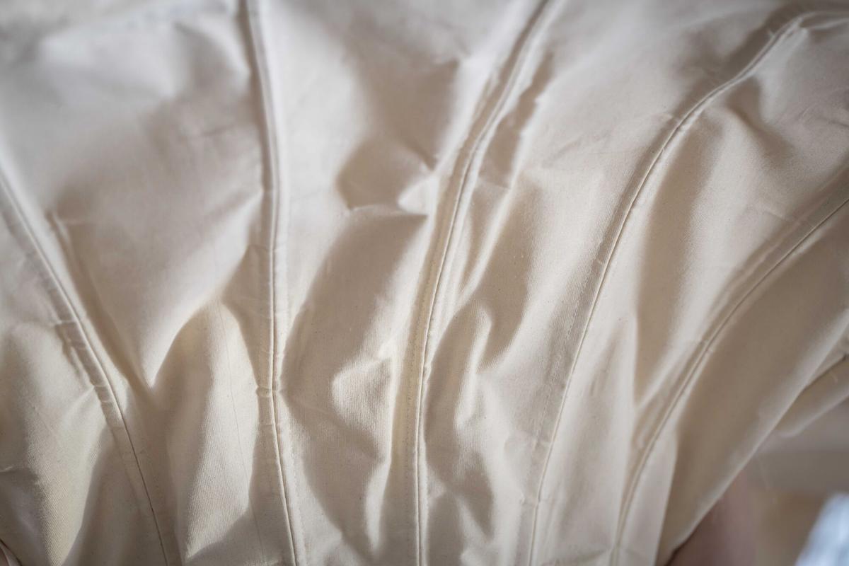 Un detalle arquitectónico de uno de los vestidos nupciales.