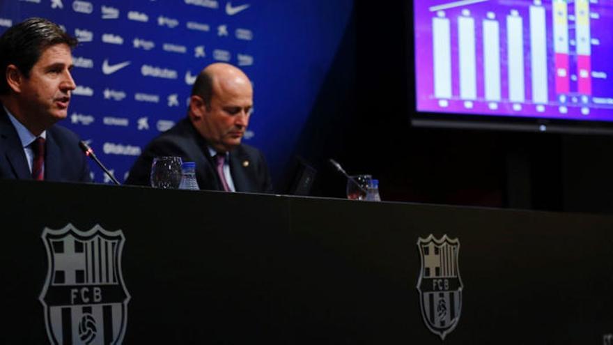 Rueda de prensa del director general del FC Barcelona, Óscar Grau, y el tesorero, Enrique Rombas