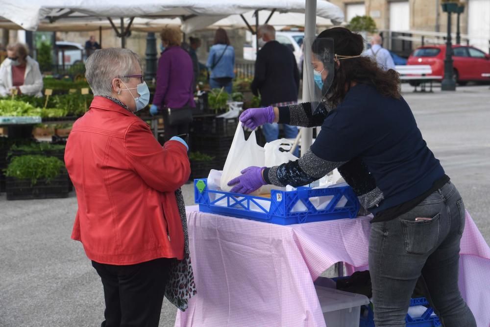 Una docena de vendedores de productos agroalimentarios de toda la comarca coruñesa acudieron a la plaza Irmáns García Naveira de Betanzos en el primer mercado semanal desde el inicio del confinamiento