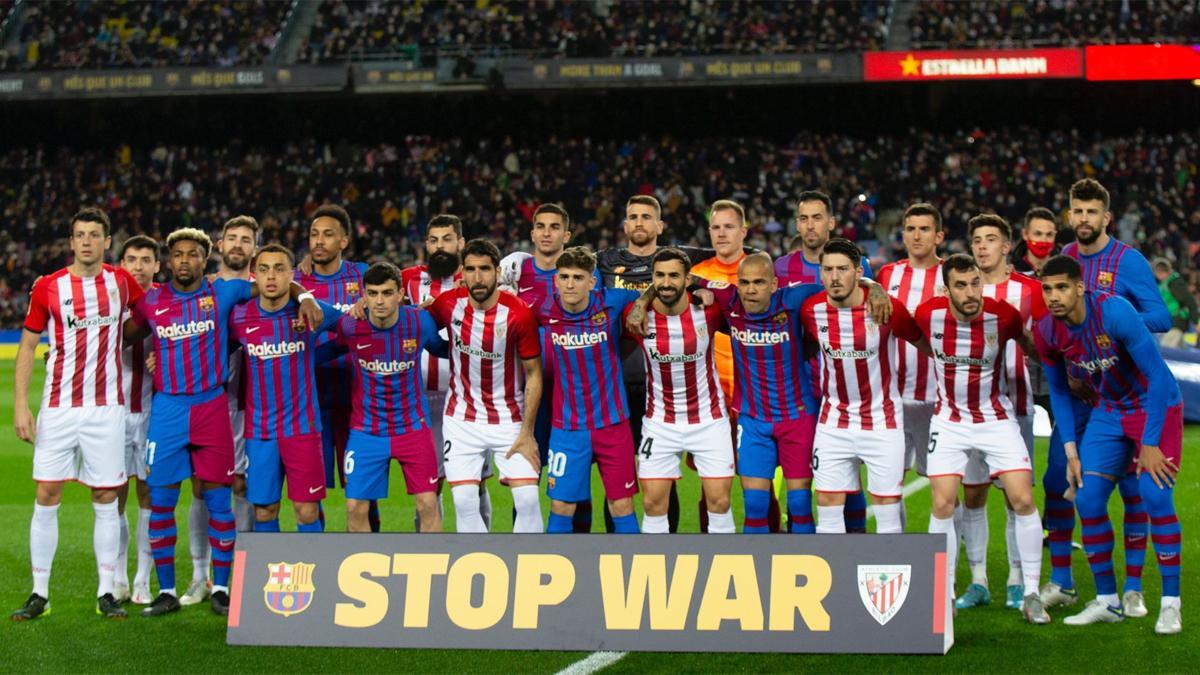 Los jugadores de Barça y Athletic posaron juntos ante la pancarta 'STOP WAR'