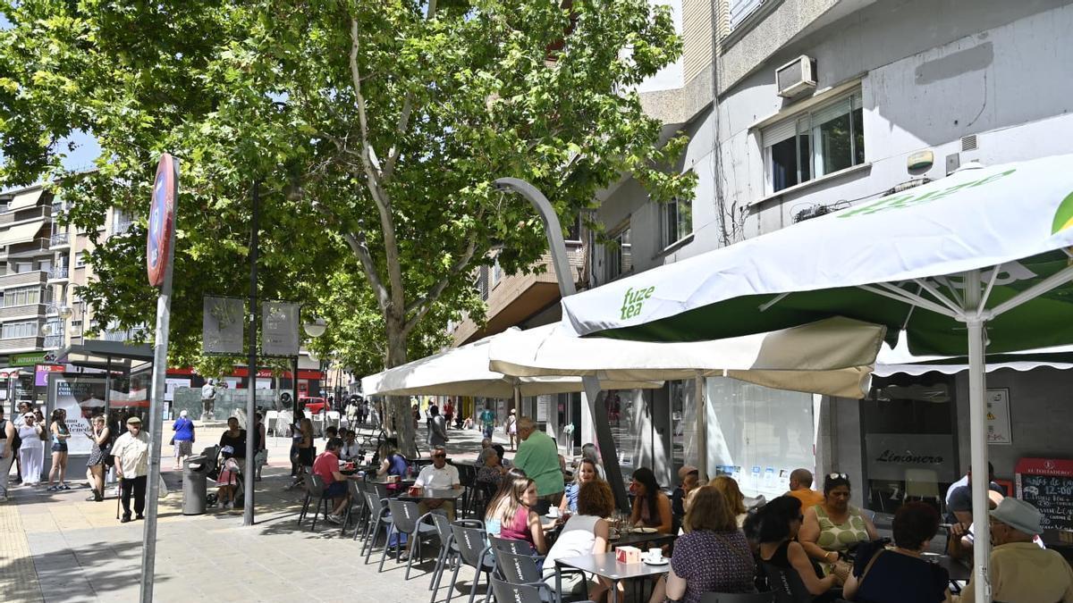 Vecinos en la plaza de las Canteras del barrio de Torrrero en Zaragoza en una imagen de archivo.
